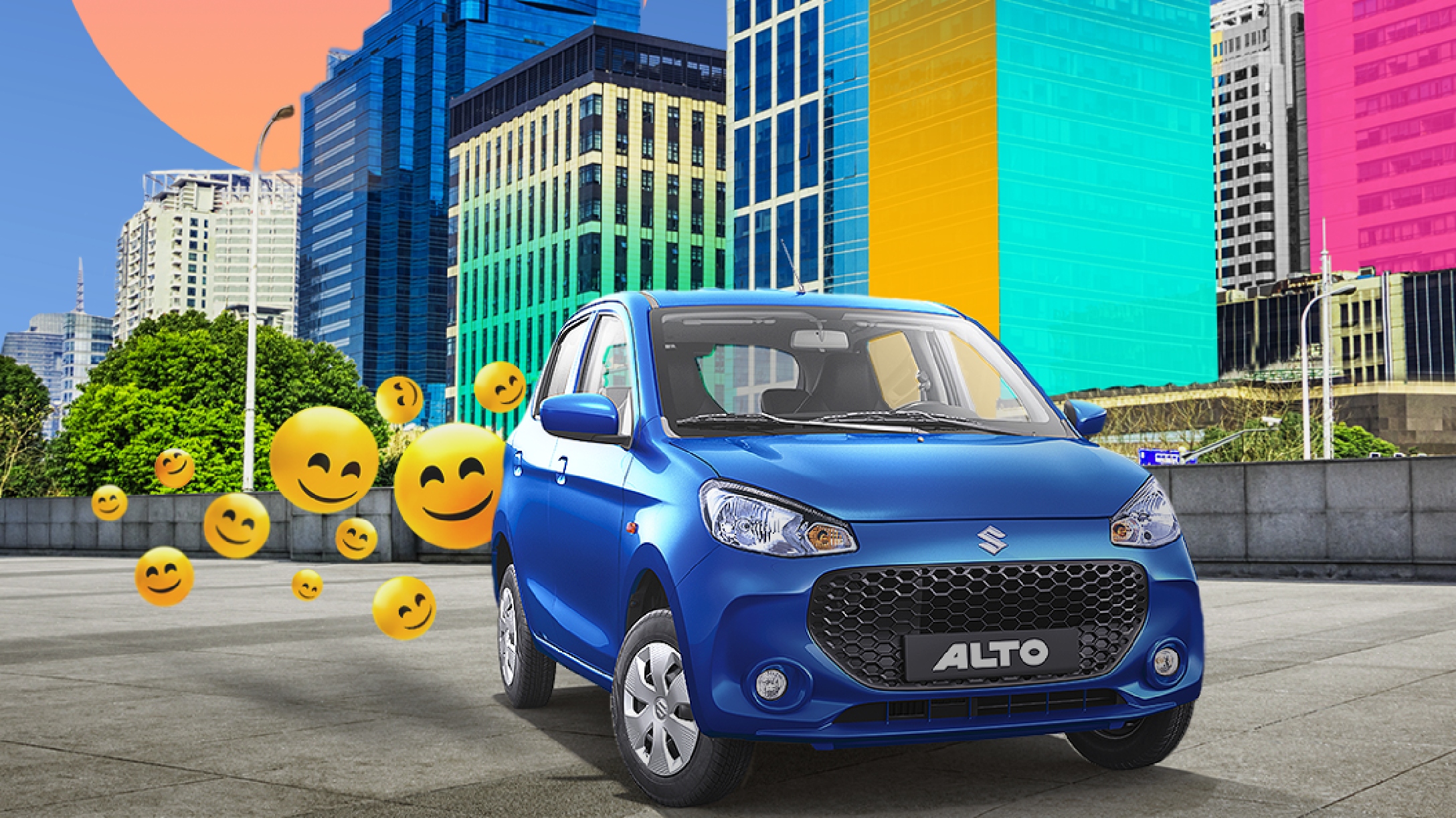 Vista frontal de Nuevo Suzuki Alto, auto compacto color azul estacionado en zona de edificios.